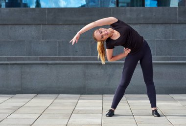 Spor yapan esnek formda ya da dansçı bir kadın.