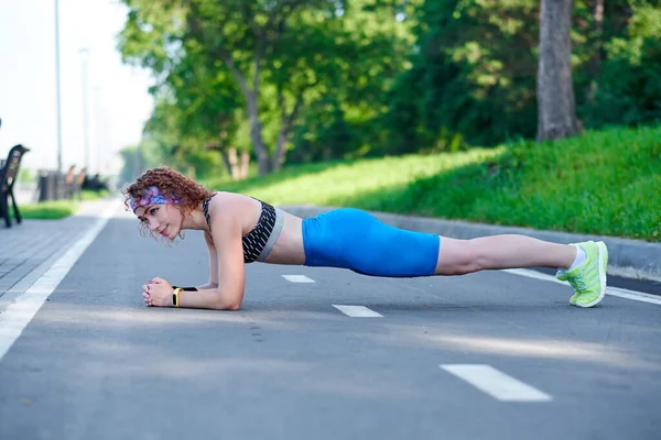 Atleta Jovem Atraente Fazendo Exercício Prancha Estádio — Fotografia de Stock