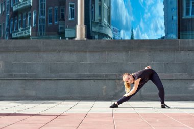 Spor yapan esnek formda ya da dansçı bir kadın.