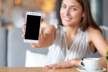 Akıllı telefonun boş ekranı ile kadın işi. Metin için arkaplanı kapat