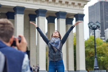 Tatil fotoğrafı için poz veren kadın
