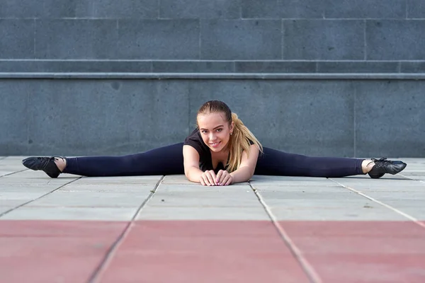 Stretching Gymnaste Femme Faisant Split Ficelle Dans Terrain Sport Entraînement — Photo