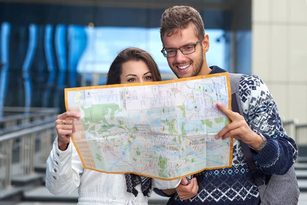 Casal Jovens Turistas Lendo Mapa Procurando Local Cidade — Fotografia de Stock