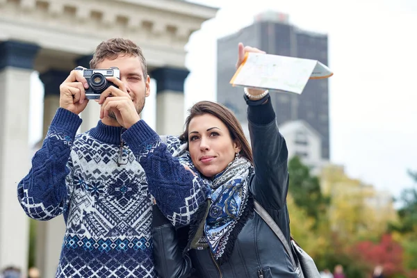 Gezintide Şehir Turunda Fotoğraf Çeken Mutlu Bir Çift Turist Birlikte — Stok fotoğraf