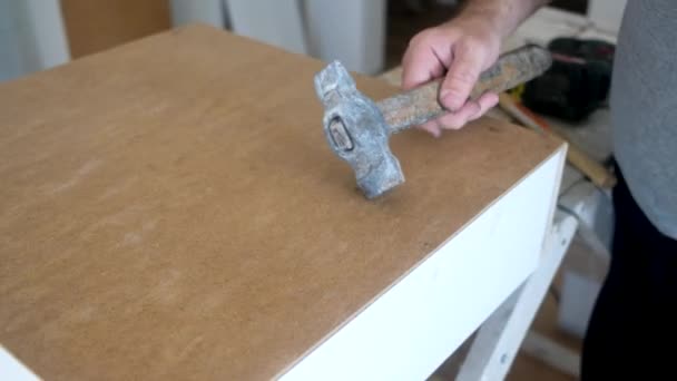 Tischler markiert Laminatdetails mit Hammer und Nägeln — Stockvideo