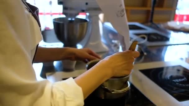 女人的手被搅拌器抽打着在现代厨房做甜点 — 图库视频影像