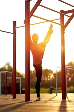Spor salonunda egzersiz yapan esneme formundaki ya da dansçı kadın.
