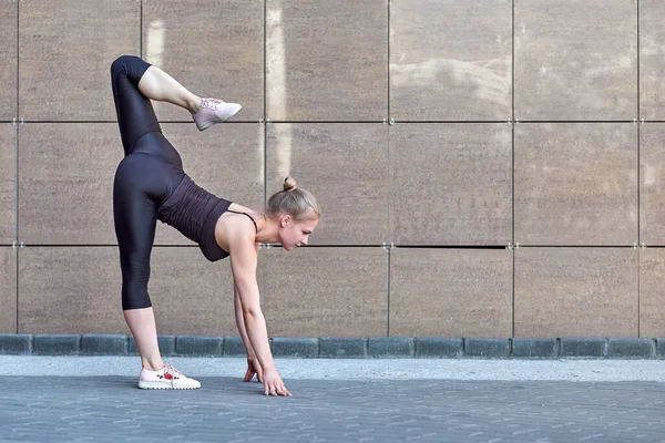Mujer Estirada Fitness Gimnasta Bailarina Haciendo Ejercicios Sobre Fondo Pared —  Fotos de Stock