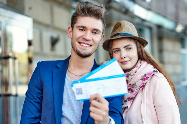 Feliz pareja alegre abrazando y mostrando billetes de avión. hombre haciendo una sorpresa a una mujer - dando entradas para una luna de miel —  Fotos de Stock