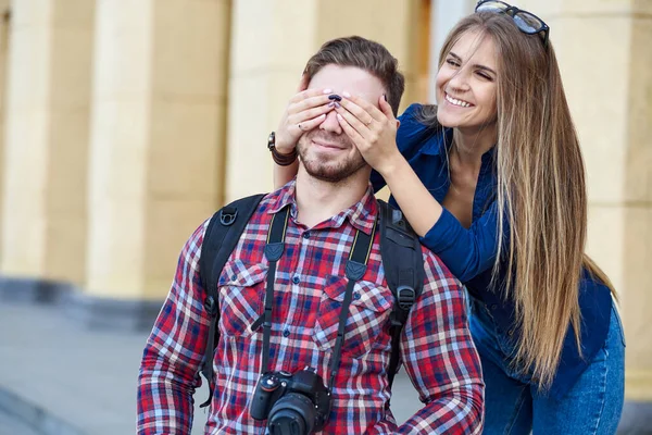 Chi e '? Donna felice che chiude occhi di uomo con sorriso attraente con mani. Sorpresa! — Foto Stock