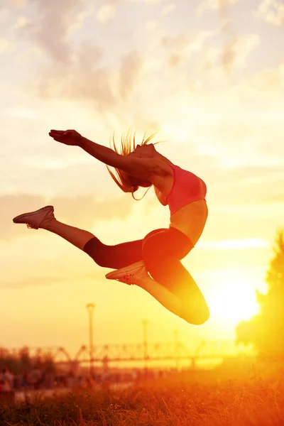 Mujer Bailarina Estilo Moderno Saltando Silueta Bailarina Atardecer Contorno Chica — Foto de Stock