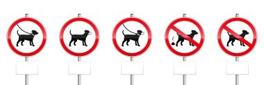 Köpekler zorunlu işaretler boş paneller - köpek ile girebilir, köpekler üstünde kira kontratı, Ağızlıklar, köpek kir giyiyor. Beyaz arka plan üzerinde izole.