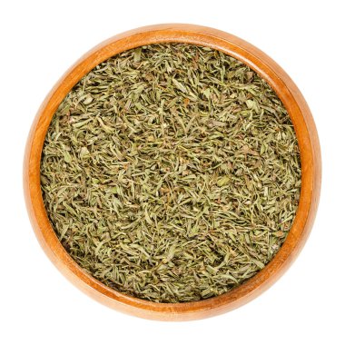 Kurutulmuş kokulu ahşap kase. Kıyılmış yaz lezzetli, Satureja hortensis, ot ve baharat için mangal, stews ve soslar. İzole makro gıda fotoğraf, portre, yukarıda, beyaz arka plan üzerinde.