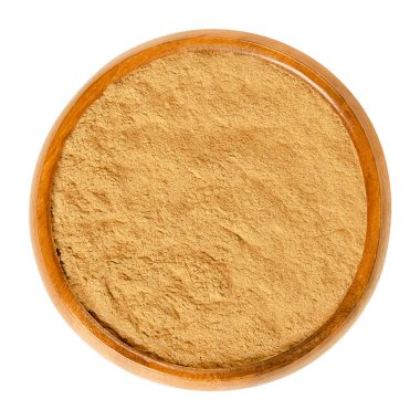 Ahşap kase toz tarçın. Ceylon Tarçın ağacı, Tarçın verum iç kabuğundan baharat. Kahverengi aromatik baharat ve lezzet katkı. Makro gıda fotoğraf portre yukarıdan beyaz üzerinde.