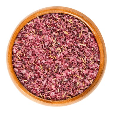 Fleur de Sel ile kurutulmuş hibiscus çiçekleri ve biberiye ahşap kase. Mor renkli lezzet ve garnitür yemeğe tuz. Kristalleri desenleri ile çiçekler gibi. Gıda fotoğraf, yakın yukarıdan beyaz üzerinde.