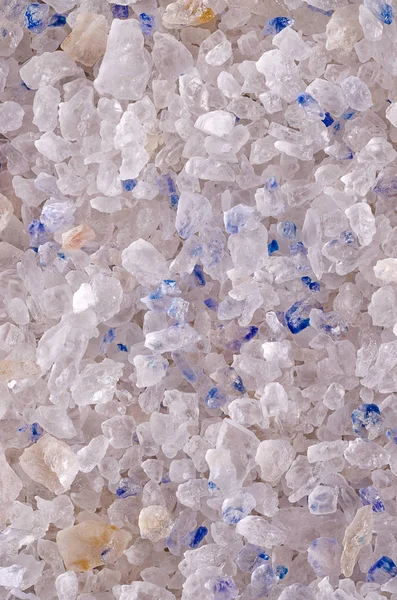ペルシャ ブルー塩結晶の表面は マクロ写真 イランからの細かい岩塩 調味料 魅力的な青い色が目の錯覚による結晶構造の形成中に発生しました — ストック写真