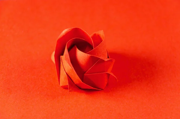 Rosa roja de origami sobre fondo rojo — Foto de Stock