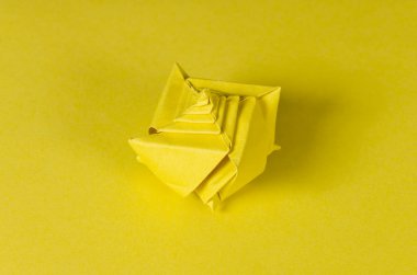 Sarı arka planda sarı origami deniz kabuğu