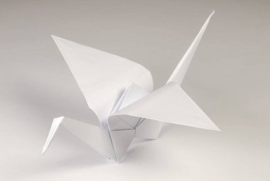 Gri üzerinde açık gri origami vinç tsuru