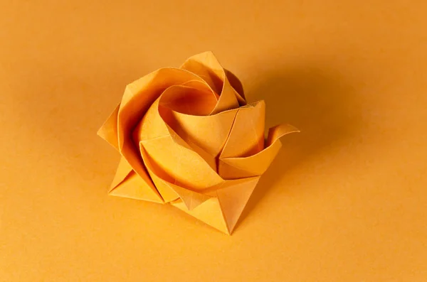 オレンジ折り紙はオレンジ色の背景にバラ — ストック写真