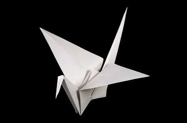 Witte origami kraan, Tsuru, op zwarte achtergrond — Stockfoto