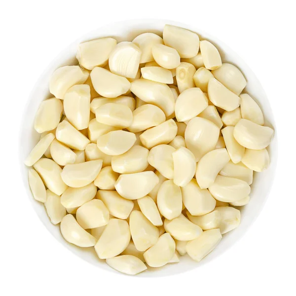 Peeled garlic cloves in white bowl over white — Stock Photo, Image