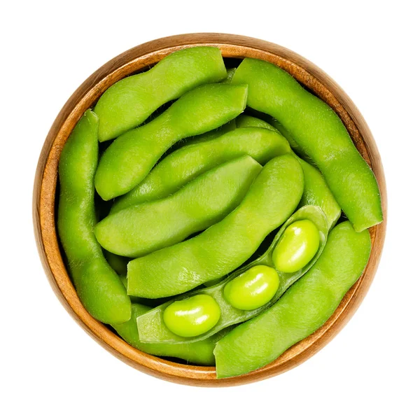 Зелені сої в каструлі, емаль, в дерев'яній мисці — стокове фото
