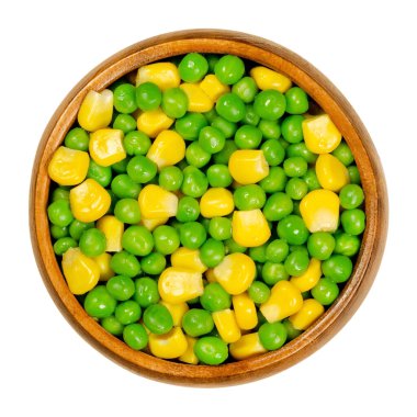 Tahta kasede yeşil bezelye ve mısır. Karışık sebzeler. Tohum tohumları Pisum sativum ve sarartılmış sebze darı, Zea mays, ayrıca şeker ya da direk mısır olarak da bilinir. Yakından, yukarıdan, yemek fotoğrafı..