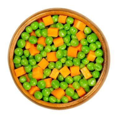 Tahta kasede yeşil bezelye ve havuç küpleri. Karışık sebzeler. Pod meyvesi tohumları Pisum sativum ve turuncu renkli havuç küpleri, Daucus carota, bir kök sebze. Yukarıdaki makro yiyecek fotoğrafından yakın çekim