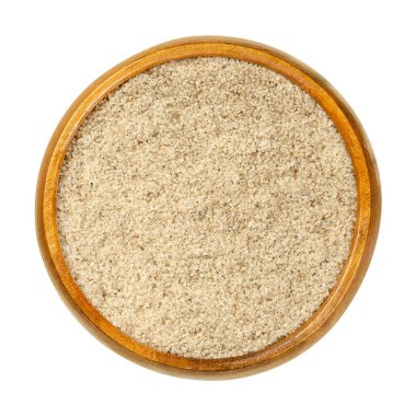 Tahta kasede burbon vanilya şekeri. Viski kaplı kristal şeker, fırında pişirmek ve lezzet vermek için kullanılır. Yakından, yukarıdan, beyaz arkaplandan, izole edilmiş, makro yiyecek fotoğrafı.