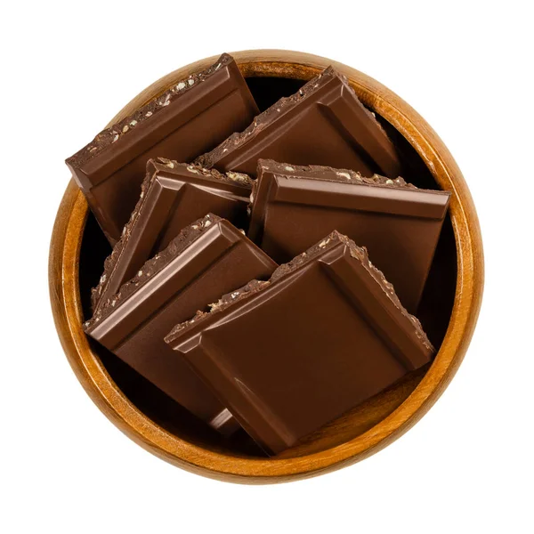 Siyah Fındık Çikolatası Kare Şeklinde Parçalanmış Ahşap Bir Kasede Kaliteli — Stok fotoğraf
