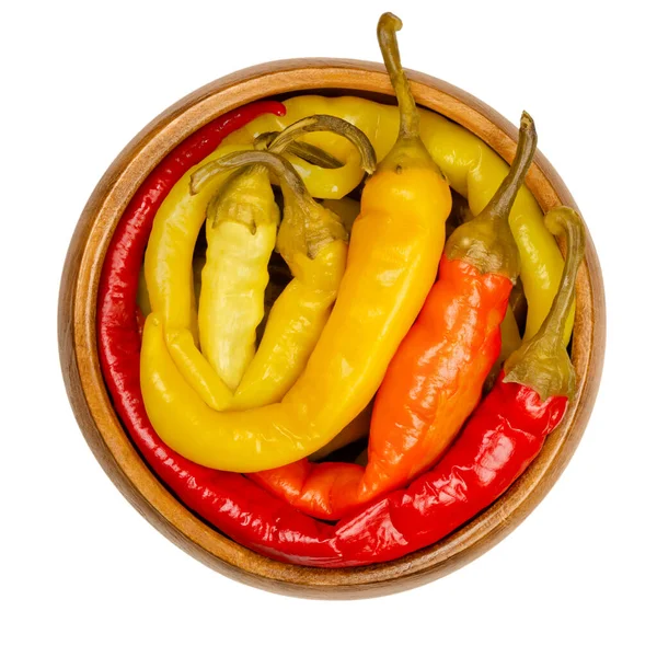 Peperoni Augurken Een Houten Kom Gebeitste Hele Chili Pepers Van — Stockfoto