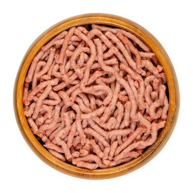 Tahta bir kasede vejetaryen eti. Bezelye proteinine dayalı kıymalı et yerine kıyma makinesinden geçirilmiş. Et alternatifi. Yukarıdan yakın plan, beyaz, makro yiyecek fotoğrafı..