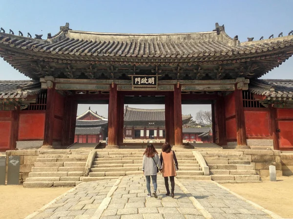 Before entering the central area of Changgyeonggung Palace