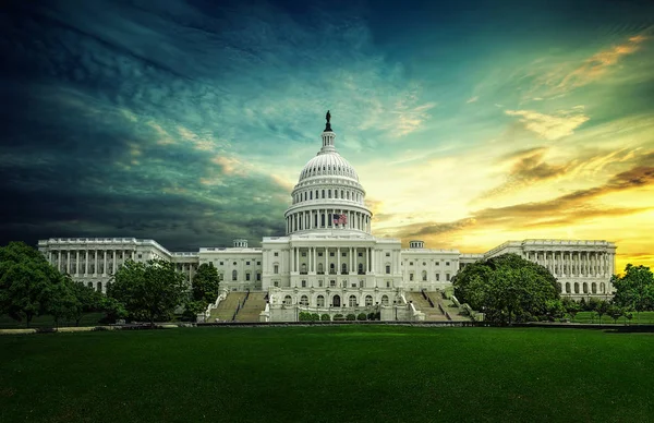 Capitolio Frente Oeste Con Verde Estados Unidos — Foto de Stock