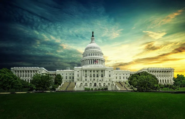 Capitolio Frente Oeste Con Verde Estados Unidos —  Fotos de Stock