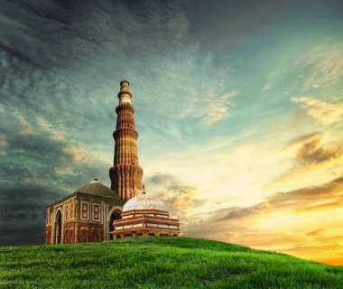 Gün doğumu ile Qutub minar