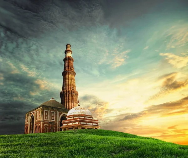 Gün doğumu ile Qutub minar