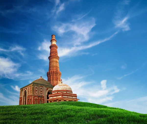 Qutub Minar Con Cielo —  Fotos de Stock