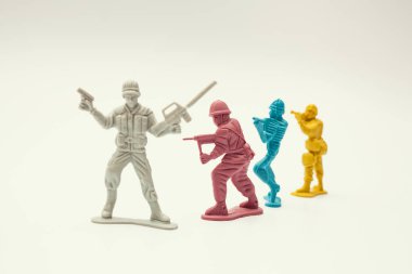 makro plastik oyuncak askerler silah beyaz arka plan üzerinde rehin olarak hedefleme