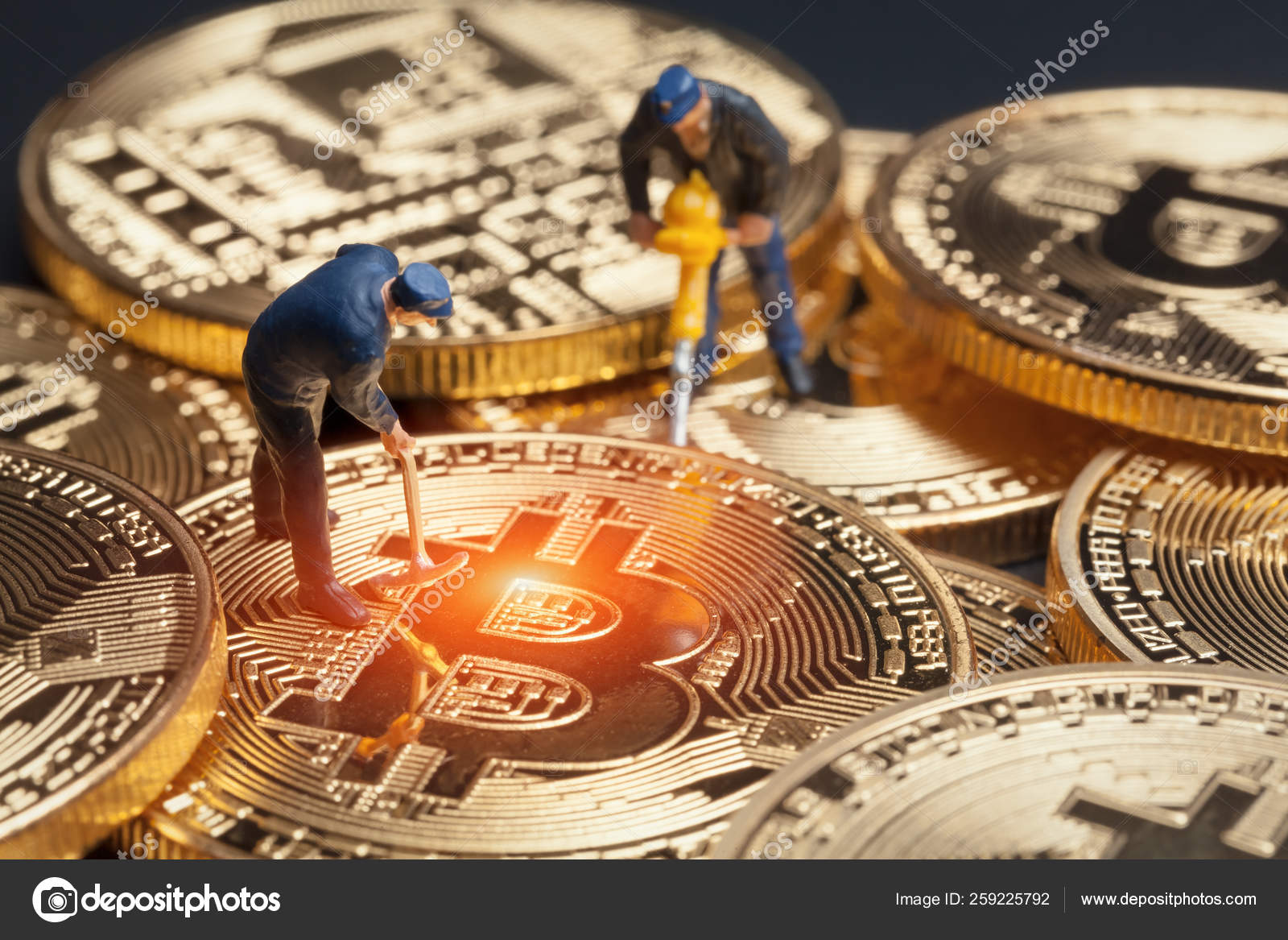비트 코인의 그룹에서 작업 매크로 광부 수치. 가상 암호화 — 스톡 에디토리얼 사진 © micrologia #259225792