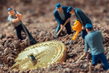 makro madenci heykelcikler büyük parlak bitcoin ortaya çıkarmak için zemin kazma