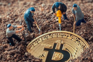 makro madenci heykelcikler büyük parlak bitcoi ortaya çıkarmak için zemin kazma