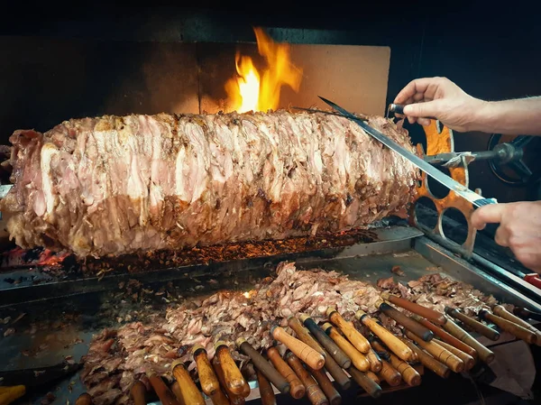 传统的土耳其奥尔图卡格钩针shish烤肉串烤肉串烤在木烧烤箱 — 图库照片