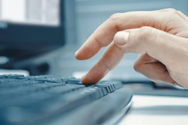 Mann Büroangestellte Tastatur auf Desktop-Computer. — Stockfoto