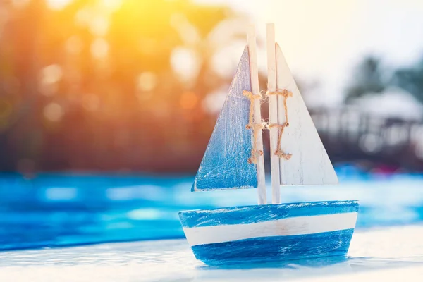 Holzspielzeug-Segelboot am Pool im Sommer — Stockfoto