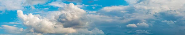 Panoramiczny błękitne niebo panorama z chmur Cumulus — Zdjęcie stockowe