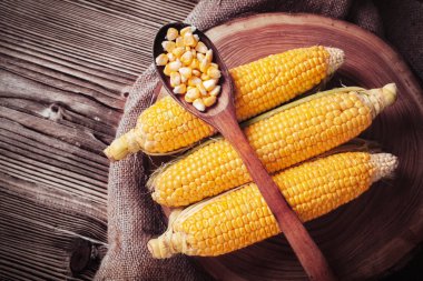 ahşap masa üzerinde taze organik mısır