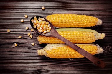 ahşap masa üzerinde taze organik mısır