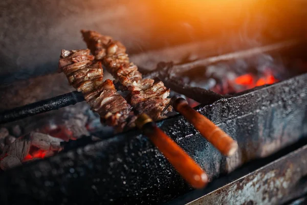 Traditional turkish oltu cag crochet shish kebab grilled in wood — 图库照片